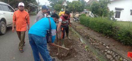 Pelaksanaan Gotong Royong atau Jumat Bersih di Dusun II Desa Dolok Manampang